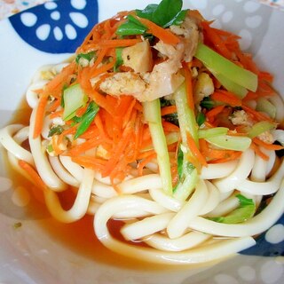 にんじん、ツナ、青梗菜の炒め物のっけうどん